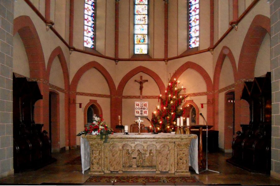 Innenraum der Kirche St. Josef in Bocket mit Blick auf den Altarraum