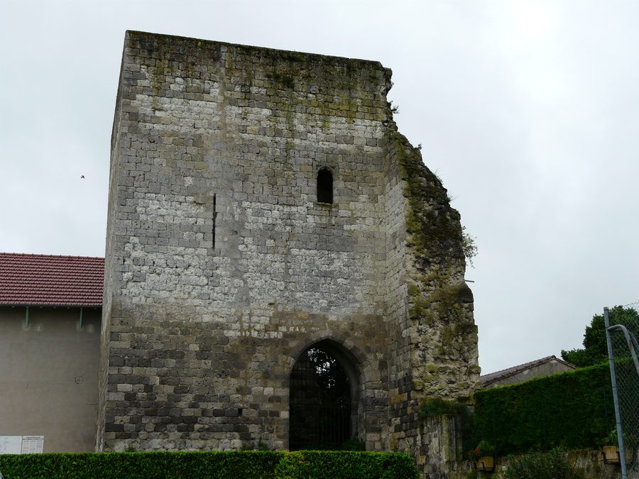 Ruines de la tour d’Espiens dans le Lot-et-Garonne
