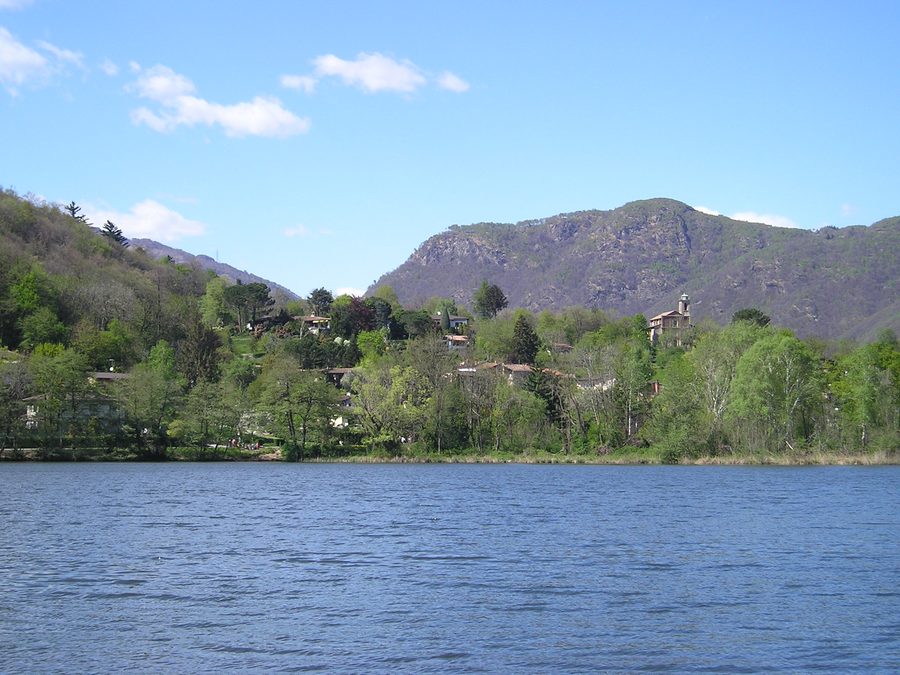 Lago di Origlio in grüner Landschaft