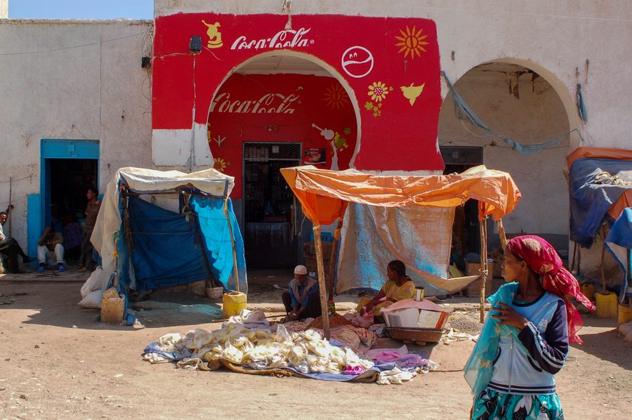 Scena di strada colorata a Harar