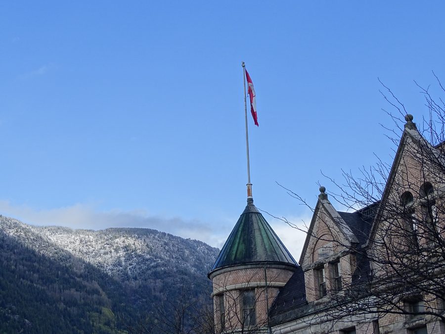 Edificio storico a Nelson davanti a uno sfondo montano