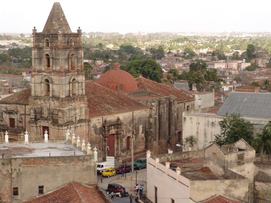 Iglesia de Nuestra Señora de la Soledad und Dächer im historischen Zentrum von Camagüey, Kuba