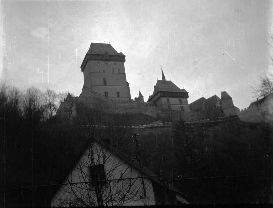 Burg Karlštejn auf einem Hügel in Mittelböhmen.
