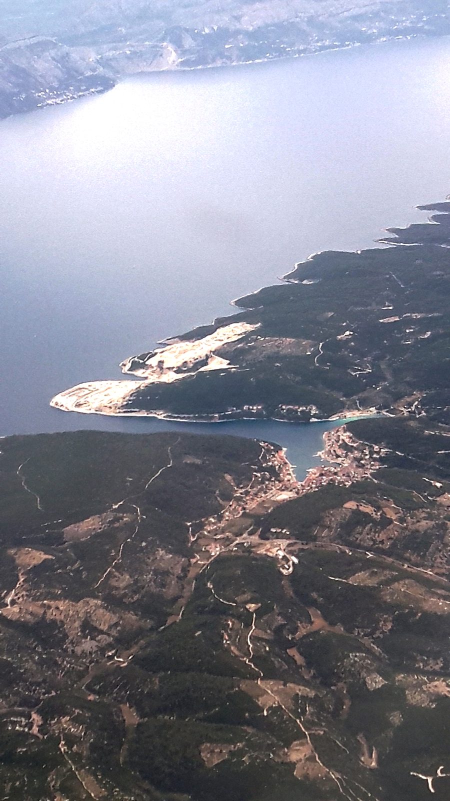 Luftaufnahme von Pučišća an der tiefen Bucht auf der Insel Brač