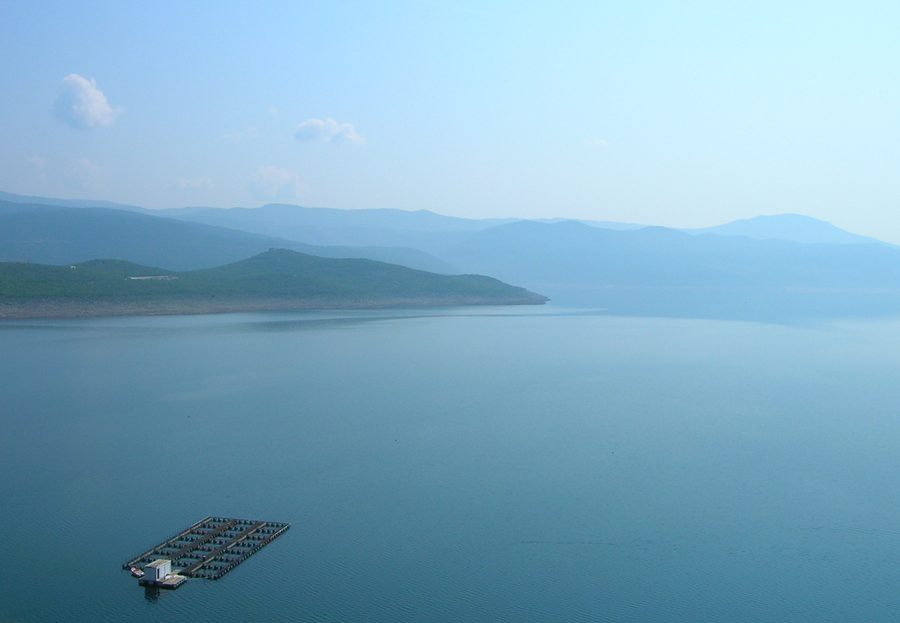 Blick auf das Bilećko jezero bei Bileća in der östlichen Herzegowina