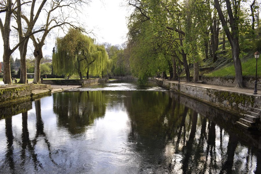 File:Bèze river spring in Bèze 2.JPG
