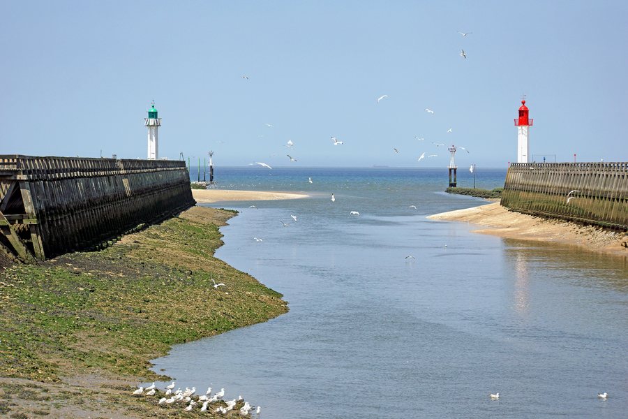 File:France-000640 - Trouville-sur-Mer Lighthouses (14790815877).jpg