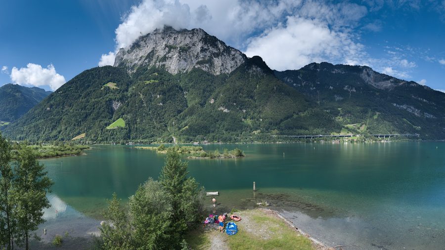 Künstliche Inseln im Vierwaldstättersee bei Flüelen