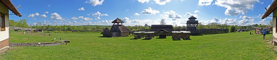 Panorama der rekonstruierten Vorburg im Archäologischen Freilichtmuseum Funkenburg bei Westgreußen