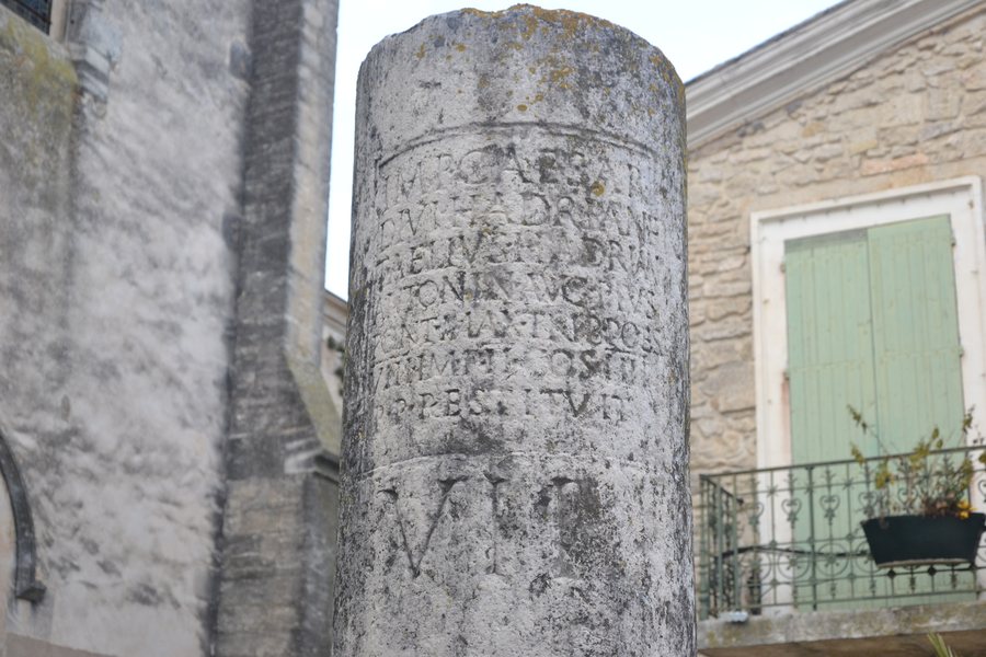 File:Manduel - Borne milliaire d'Antonin-le-Pieux texte 1.JPG