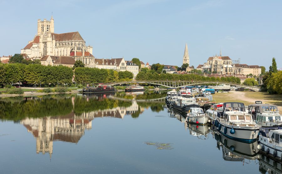 Blick auf die Yonne, die Kathedrale Saint-Étienne und die Abtei Saint-Germain in Auxerre