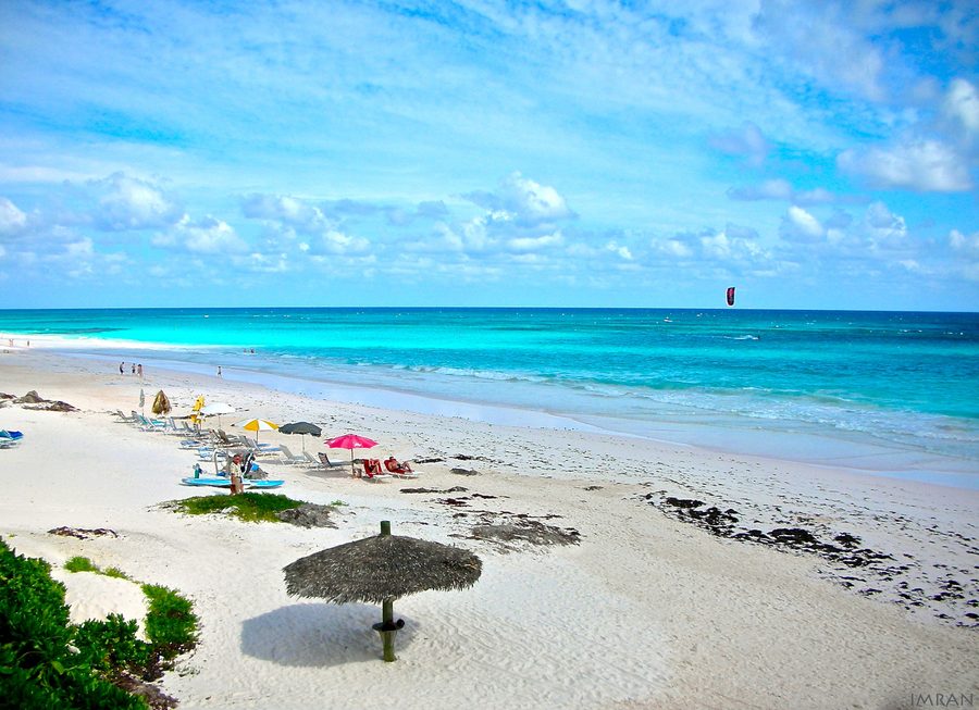 Vista costiera su Harbour Island alle Bahamas