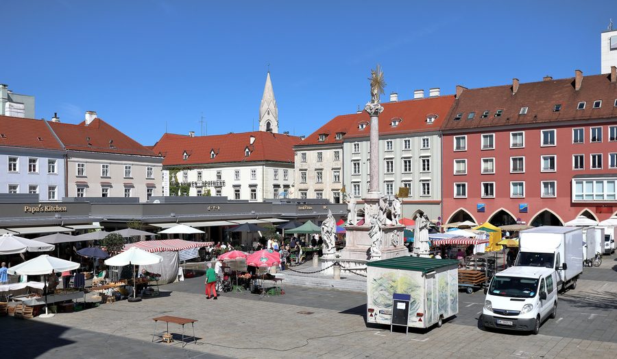 Hauptplatz a Wiener Neustadt in un giorno di mercato.