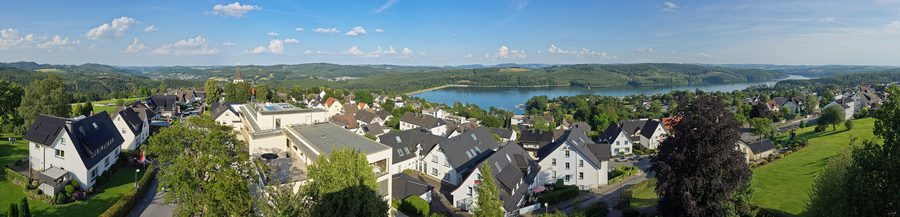 Vista panoramica su Langscheid e il Sorpesee dal memoriale