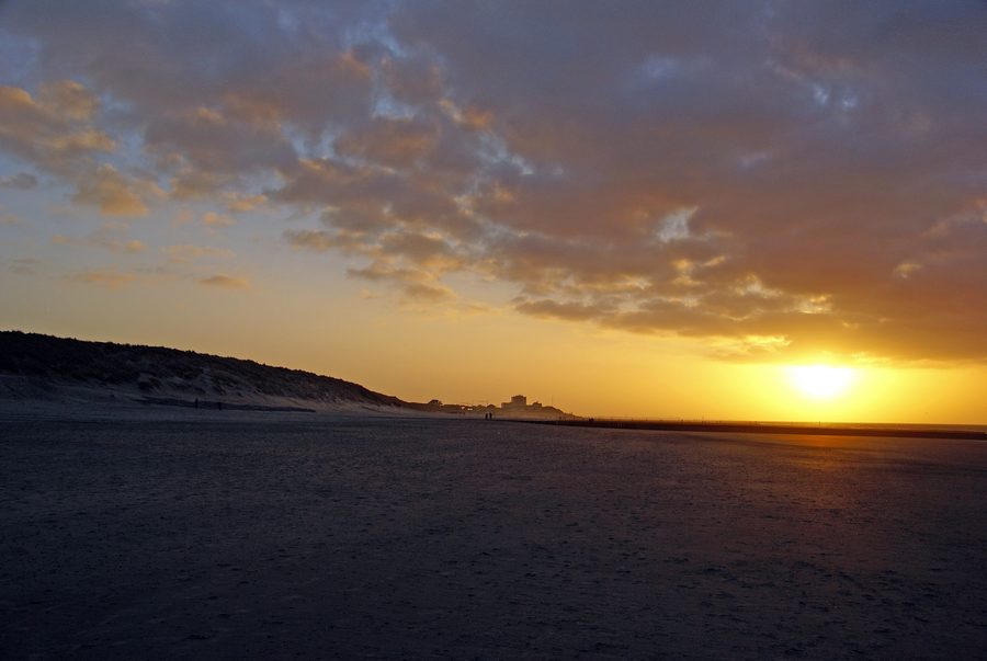 Vista dalla spiaggia sulla città di Norderney la sera