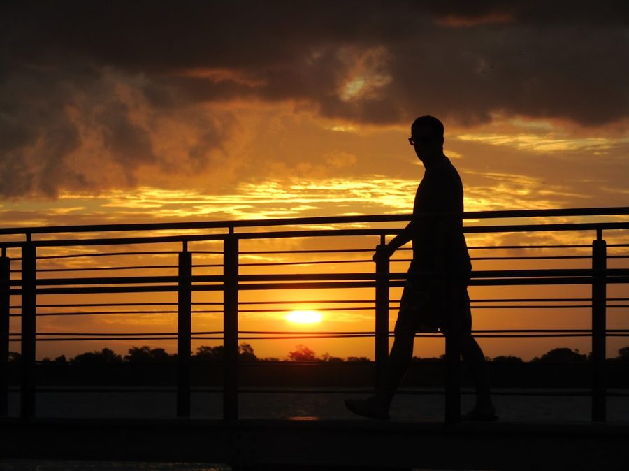Person am Guaíba-Ufer in Porto Alegre bei Sonnenuntergang