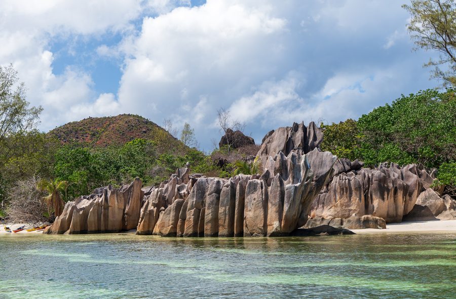 Scogli di granito sulla costa di Curieuse, Seychelles.