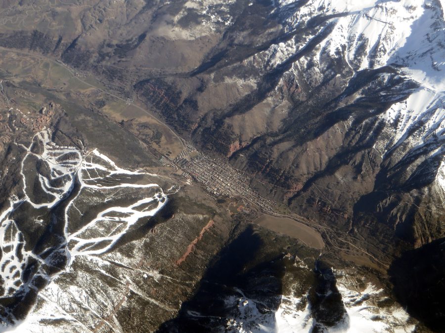 Telluride in una gola, circondata da montagne boscose e ripide pareti rocciose