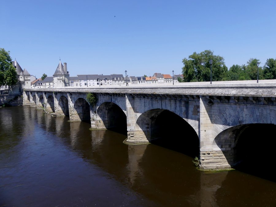 File:Face Sud Pont Henri-IV de Châtellerault (juin 2023) 2.JPG