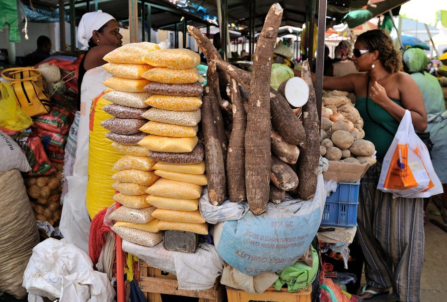Banchi del mercato in un mercato di Praia