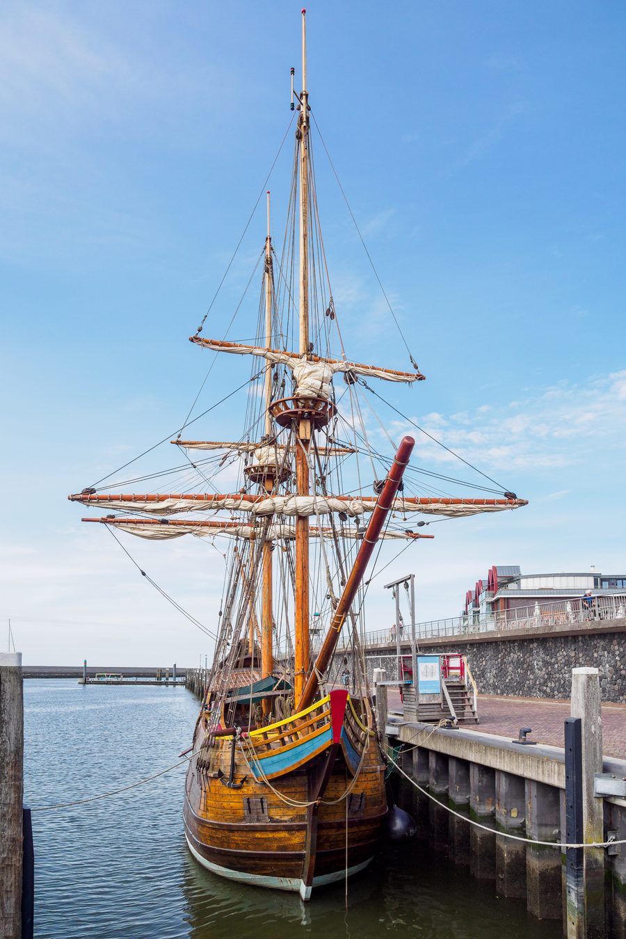 Replik eines Expeditionsschiffs im Hafen von Harlingen