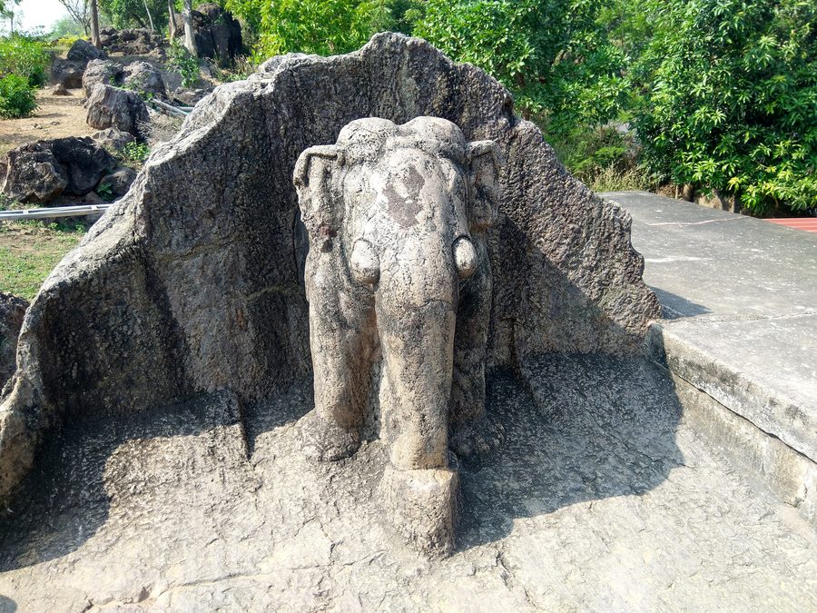 Ashokas Felsedikte und der aus dem Fels gehauene Elefant bei Dhauli nahe Bhubaneswar