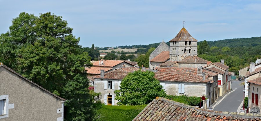 File:Marthon 16 Église&toits 2013.jpg