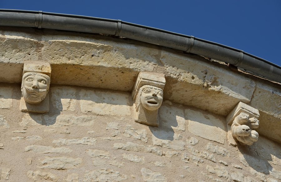 File:Romagne 86 Modillons extérieurs 2014.jpg