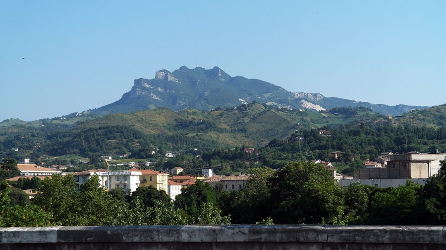 Panoramablick auf Ascoli Piceno in der italienischen Region Marken