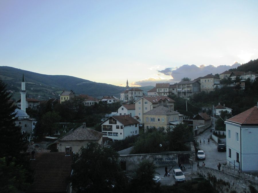 Panorama del centro storico di Travnik dalla Porta della Fortezza, con la Moschea Nuova e la Moschea Kahvica