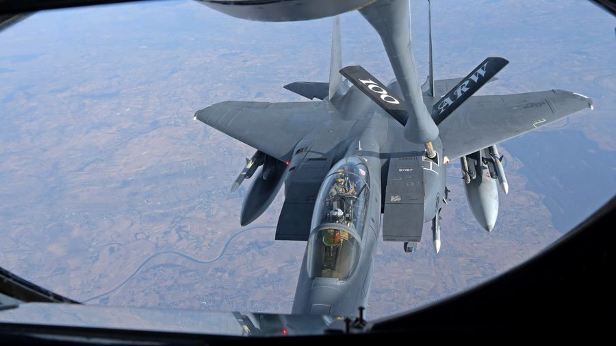 Un aereo cisterna della 100th Air Refueling Wing vola sopra l'Europa orientale.