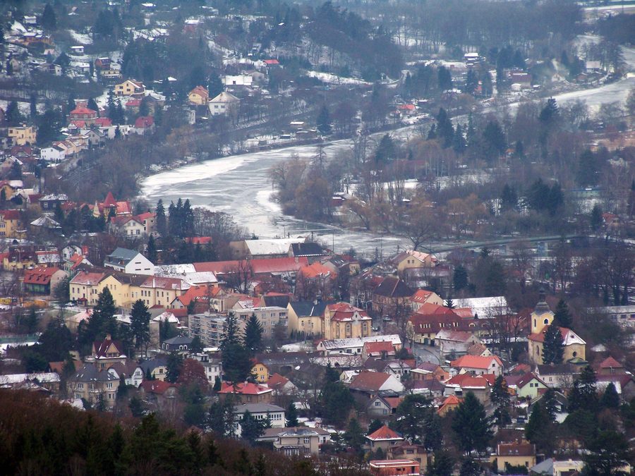 Blick auf Řevnice und die Berounka von den Brdy-Höhen