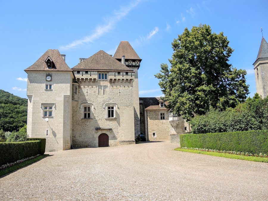 Façade sud du château de Cléron dans le Doubs