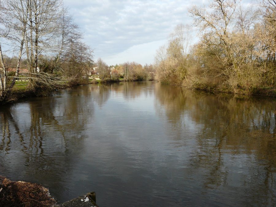 L'Isle près du lieu-dit le Point noir entre Annesse-et-Beaulieu et Razac-sur-l'Isle, en Dordogne