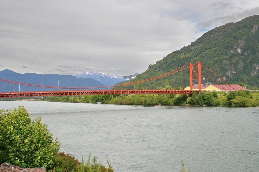 Puente colgante Presidente Ibáñez sobre el río Aysén cerca de Puerto Aysén