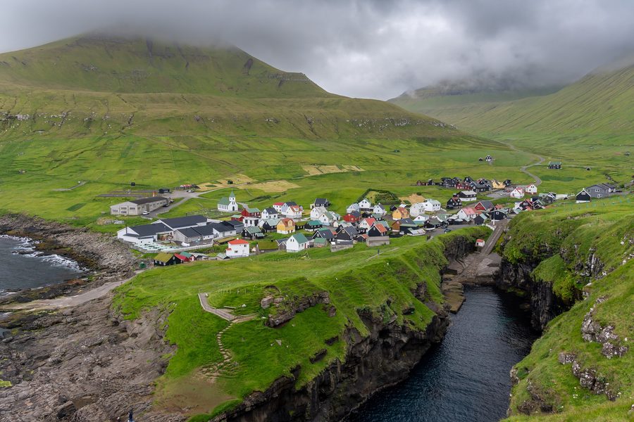 Dorf Gjógv auf Eysturoy mit der zum Meer führenden Meeresschlucht