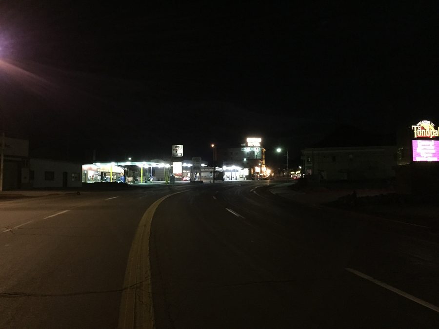 Main Street vicino a Corona Avenue a Tonopah, Nevada, di notte