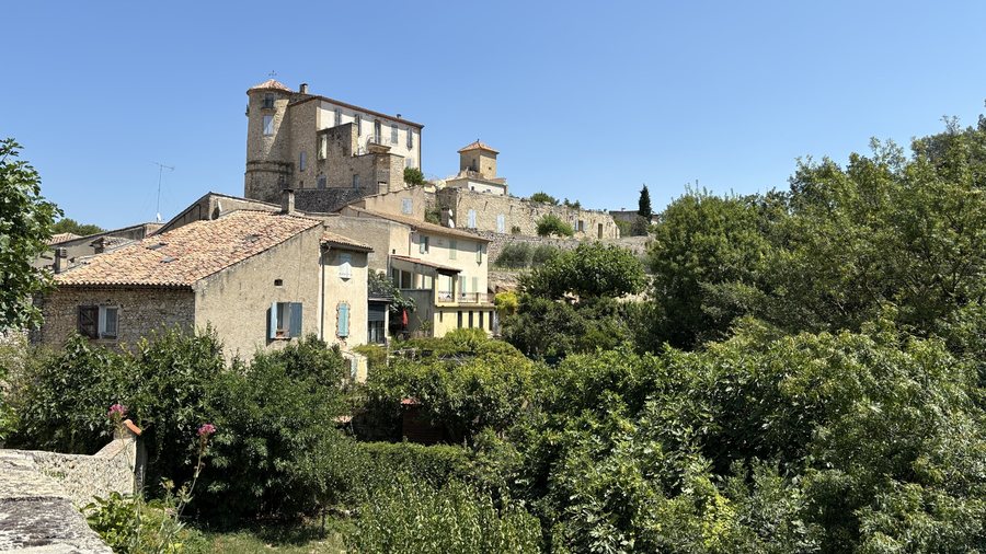File:La bastide de La Bastide-des-Jourdans.jpg