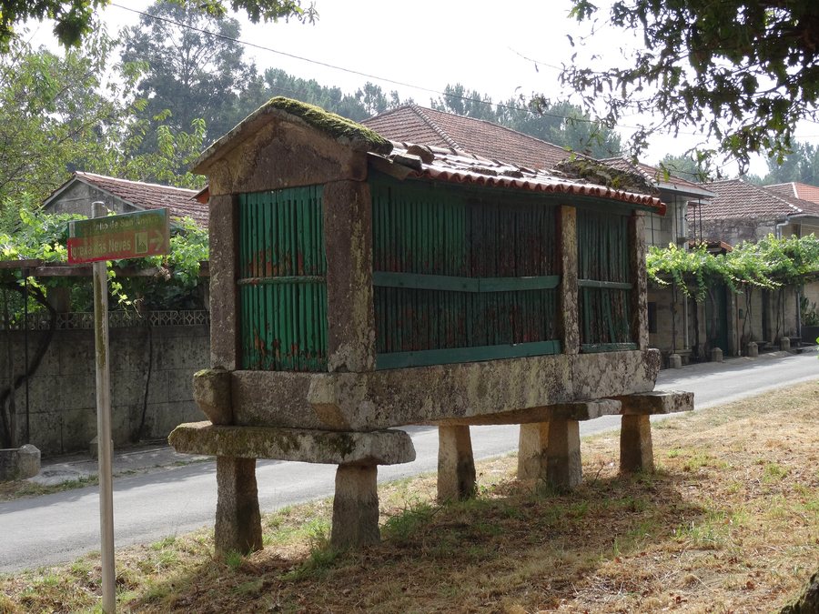 File:Hórreo, Grixoa, San Amaro.jpg