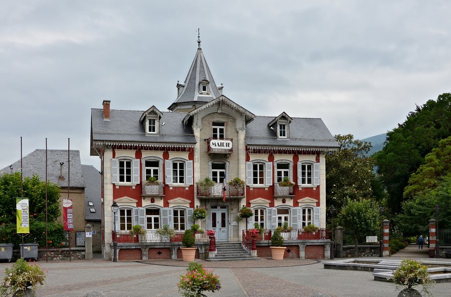 File:Pierrefitte-Nestalas 65 Mairie&entree parc 2014.jpg