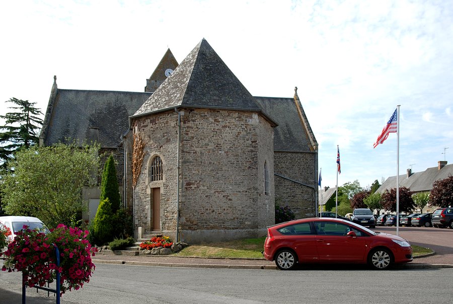 File:Église Saint-Mathurin de Guilberville. Vue est.jpg