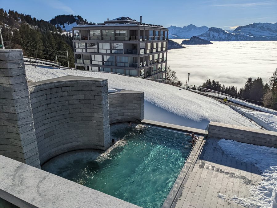 Mineralbad Rigi Kaltbad mit Blick auf den Vierwaldstättersee im Winter