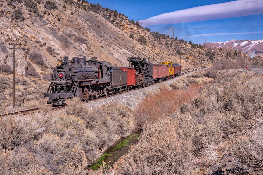 Nevada Northern No. 93 che traina un convoglio merci a Ely, Nevada