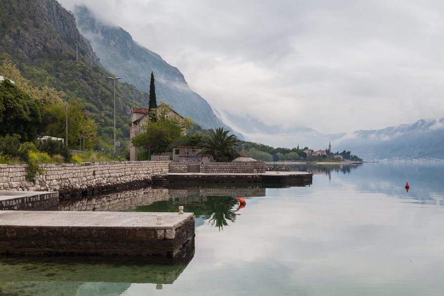 Baia di Kotor con ripide montagne e insediamenti sulla riva
