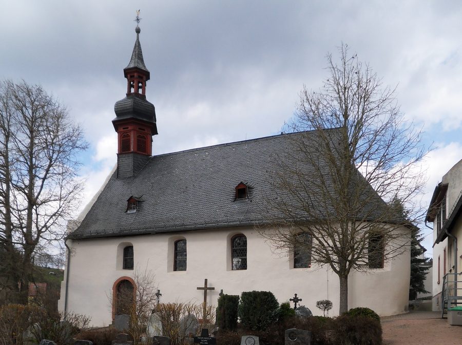 Blick von Süden über den Friedhof auf die Pfarrkirche St. Michael in Stephanshausen