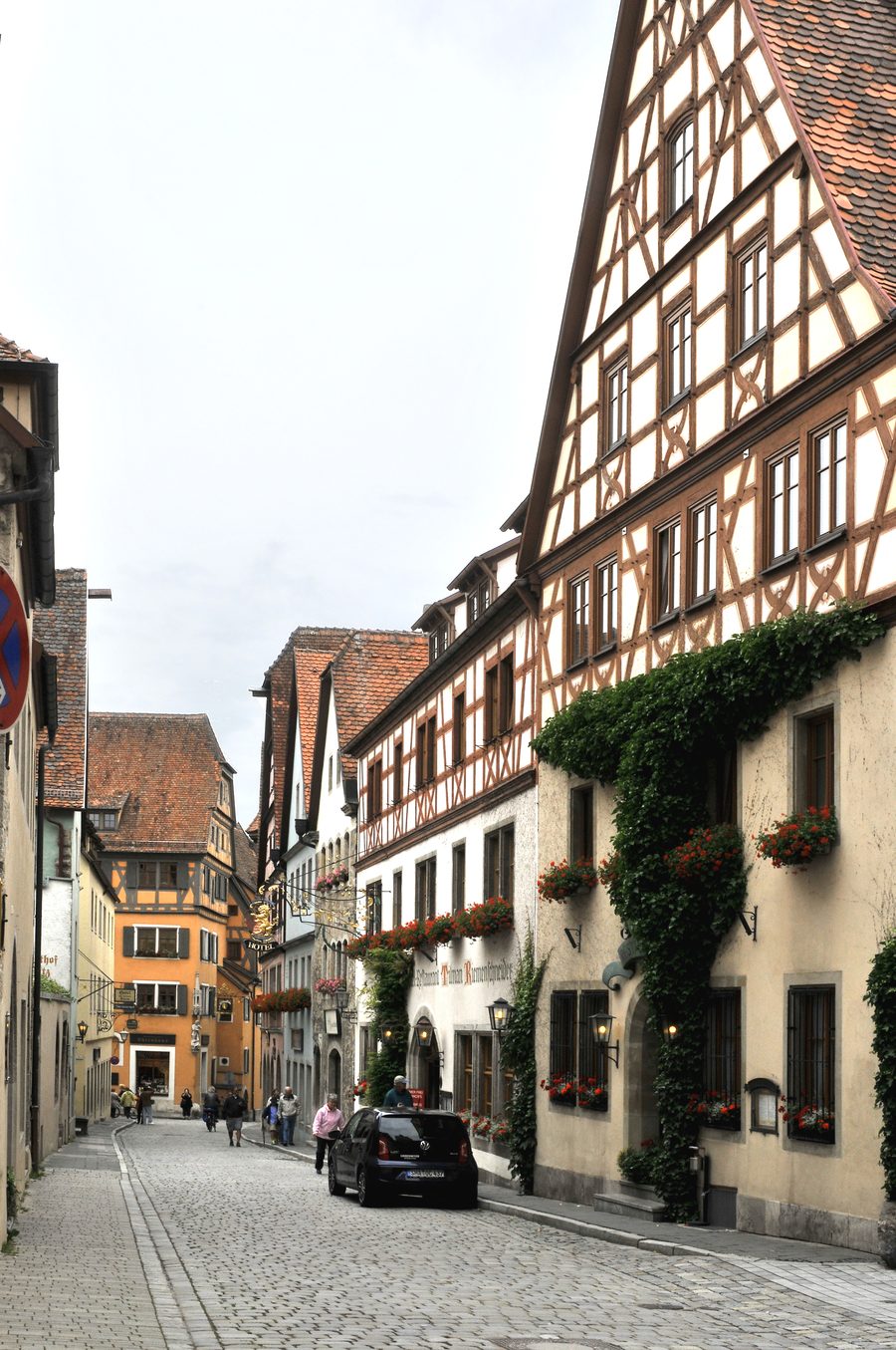 Historische Altstadtstraße mit Fachwerkhäusern in Rothenburg ob der Tauber