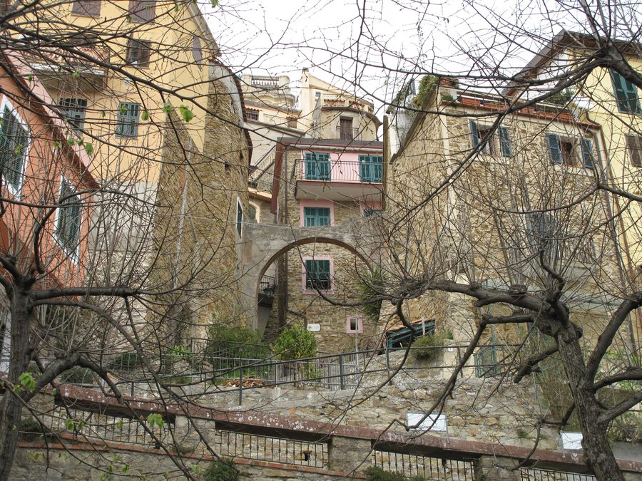 Überwölbte Gasse im historischen Ortskern von Perinaldo in Ligurien