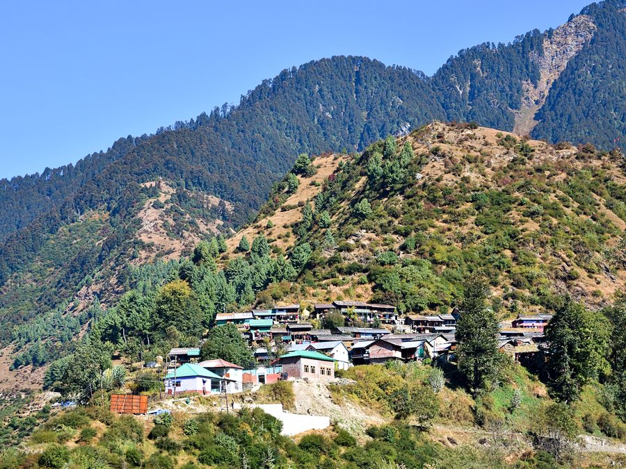 Baragram village im Uhl-Tal mit bewaldeten Berghängen in Himachal Pradesh, Indien