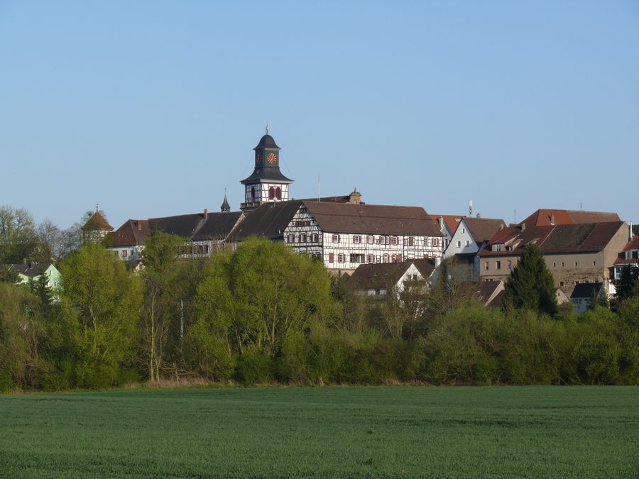Blick über den Kocher auf die Altstadt von Neuenstadt am Kocher mit Oberem Torturm und Schloss