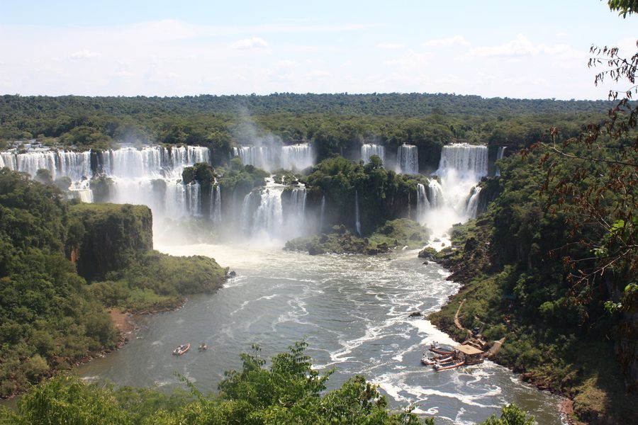 Mehrere breite Kaskaden der Iguazú-Wasserfälle, umgeben von dichtem grünem Wald.